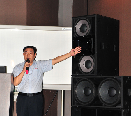 總工徐新國向嘉賓們推薦X系列演出系統